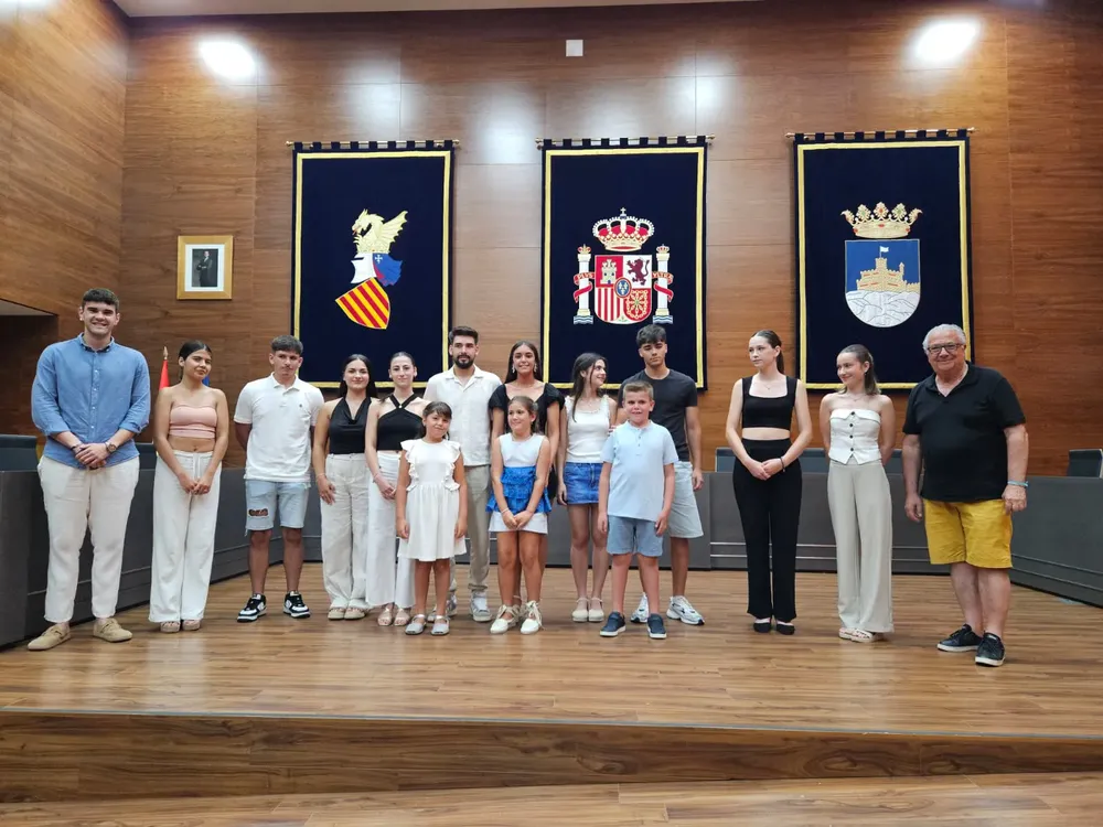 Foto de la Reina de las Fiestas y su Corte de Honor, también infantil