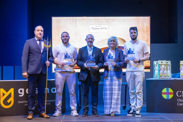 PREMIADOS CON EL PRESENTADOR en tamaño mediano