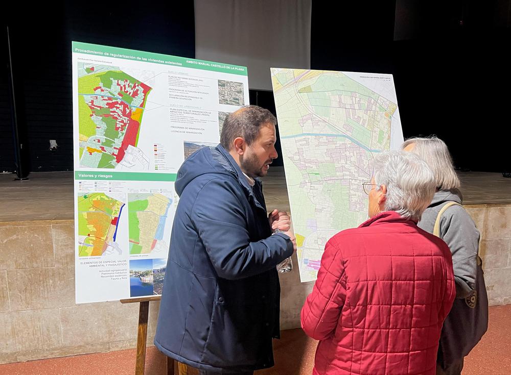 24-02-23 López en la reunión con los vecinos de Marjaleria sobre el PRI