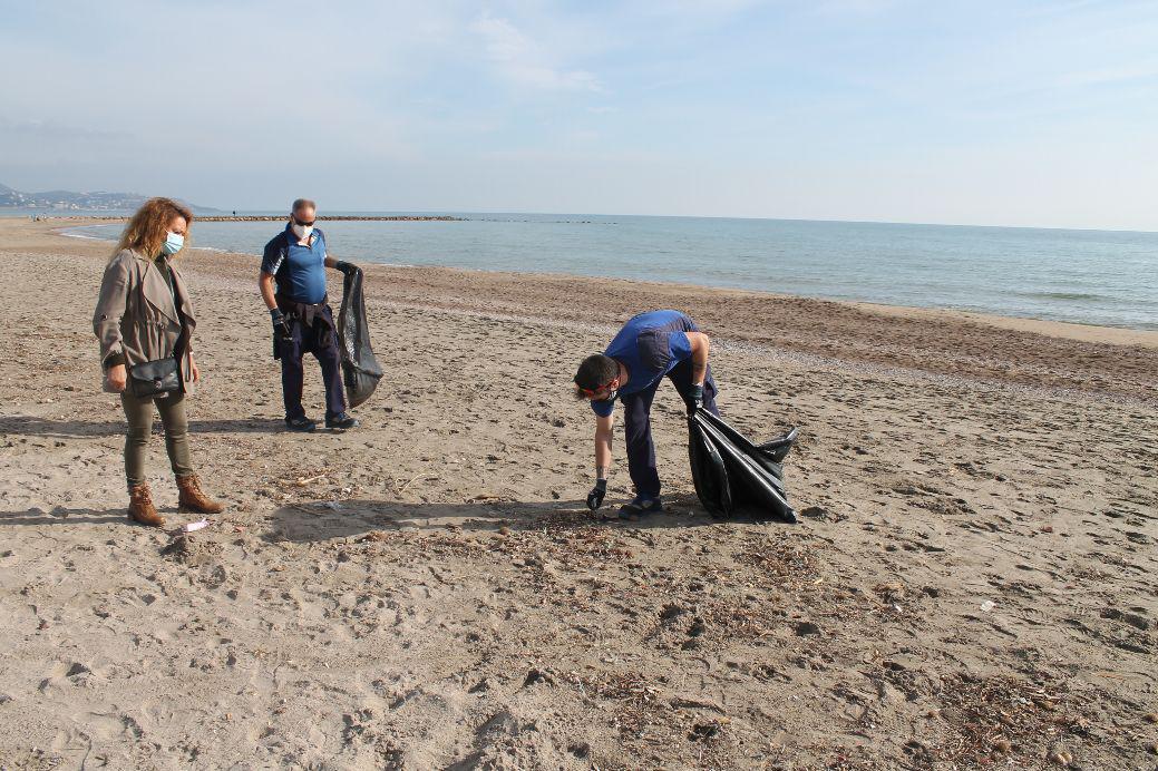 Recogida residuos playa