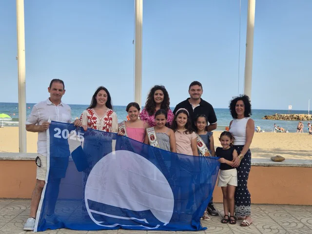 Bandera azul playa Torreblanca 2025 en tamaño mediano
