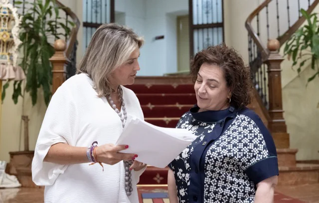 Presidenta Marta Barrachina y diputada Marisa Torlà en tamaño mediano