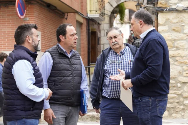 Salva Aguilella y David Vicente junto al PP de Les Coves en tamaño mediano