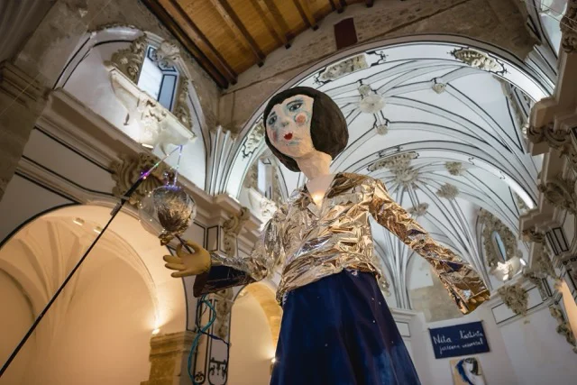 La giganta Nita, en su primera Nit de l'Art en 2024 en tamaño mediano