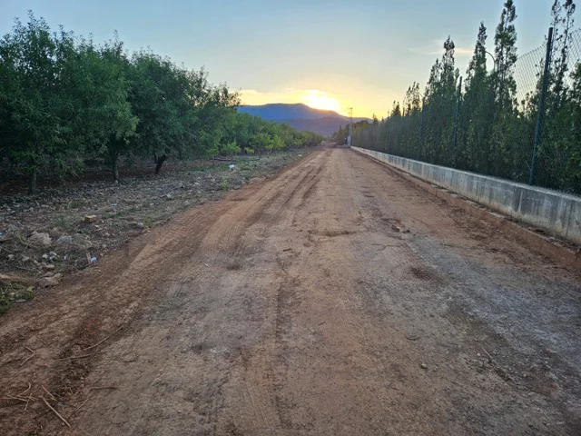Foto vial de acceso al ecoparque en tamaño mediano