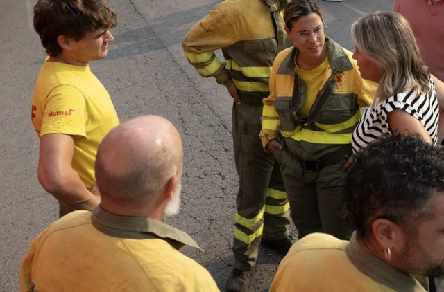 Marta Barrachina junto a miembros de las BRAF incendio Vall d'Uixó lunes 27 de julio en tamaño mediano