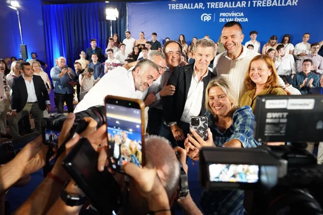 Marta Barrachina con Alberto Núñez Feijóo en tamaño mediano