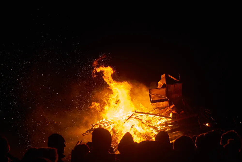 people-watching-big-fire-in-night-2024-09-22-09-03-08-utc