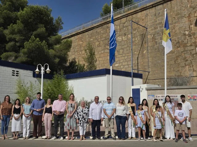 Foto ndp izada banderas azules y más (1) en tamaño mediano