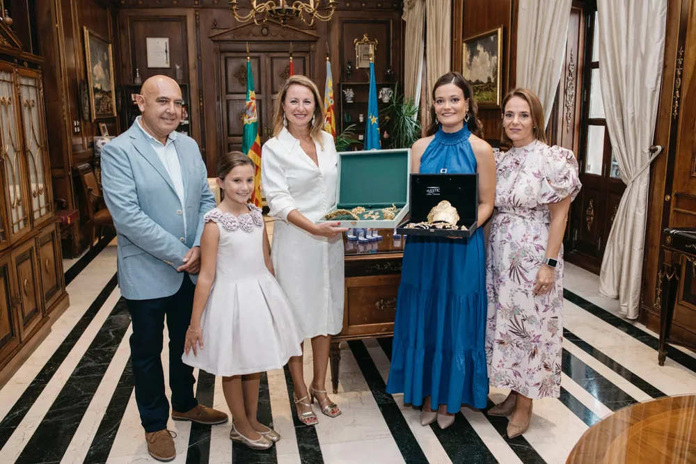 Carrasco entrega aderezos reinas 2026