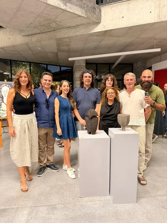 Ángel Igual junto a otros artistas y comisarios de la exposición