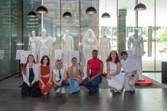 Alumnado de moda con uno de sus proyectos en tamaño mediano