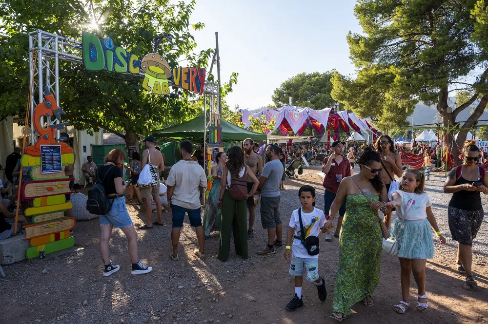 Público frente espacio ciencia 'Discovery Lab' y área Jamkunda. Rototom 2024. Firma Luca d'Agostino