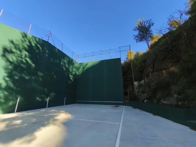 Frontón tras obras del Plan Impulsa en tamaño mediano