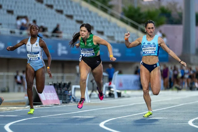 Ariadna Montalban - 4x100 en tamaño mediano