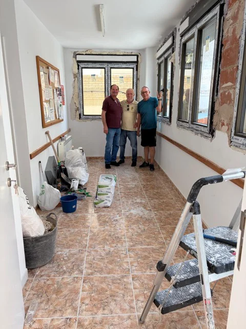 Alcalde de Torás con empresa constructora de Viver en consultorio en tamaño mediano