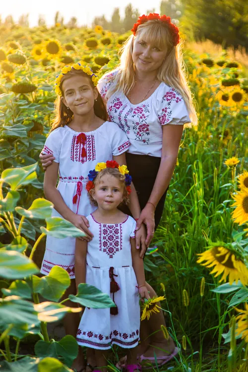 family-ukraine-in-the-field-of-sunflowers-selecti-2024-12-19-12-36-36-utc