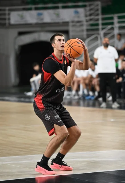 CBB Leo López en tamaño mediano